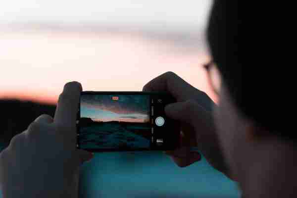 Cómo hacer fotos profesionales con el móvil: domina los ajustes personalizados o recurre a la IA